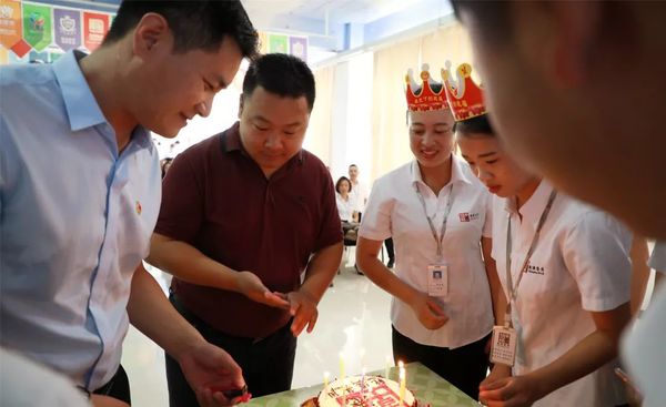 集團領(lǐng)導為壽星們點燃生日蠟燭 集團領(lǐng)導為壽星們點燃生日蠟燭