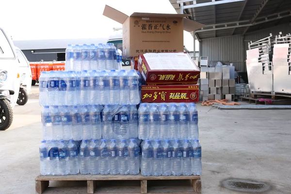 乾港集團(tuán)高層慰問一線員工 乾港集團(tuán)高層慰問一線員工